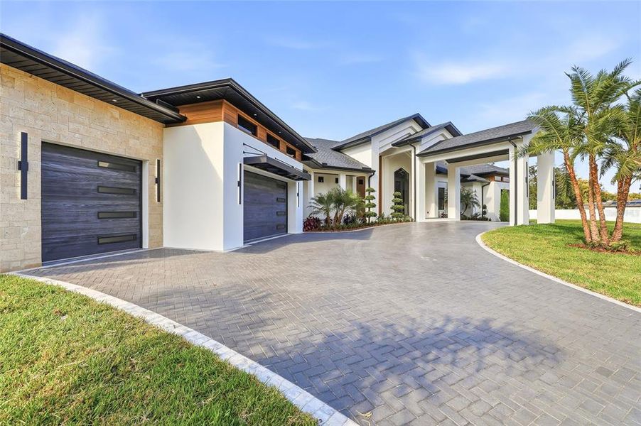 Exterior details and patio area of a home in , Tampa (Image 4).