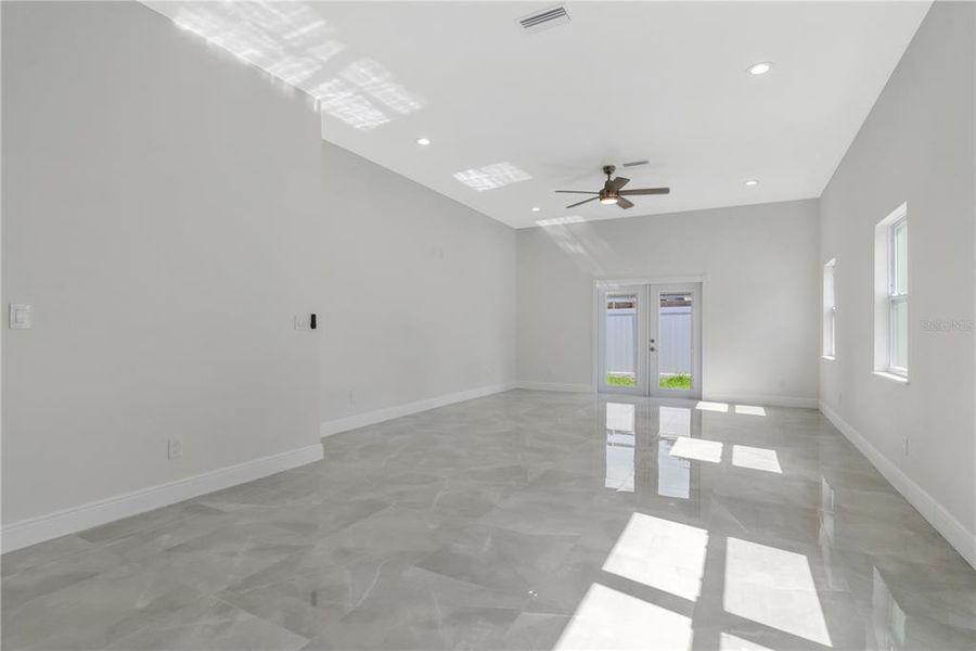 Spacious, unfurnished interior of a new home in , Tampa (Image 17).