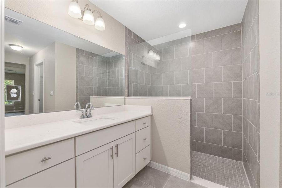 Furnished interior view inside a new home in , Dunnellon (Image 10).