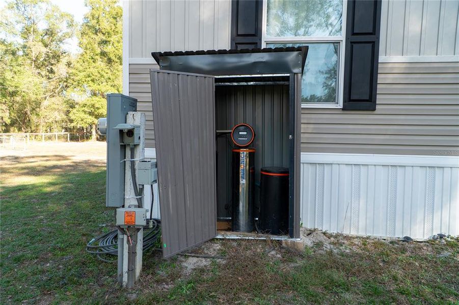 Exterior details and patio area of a home in , Dunnellon (Image 21).