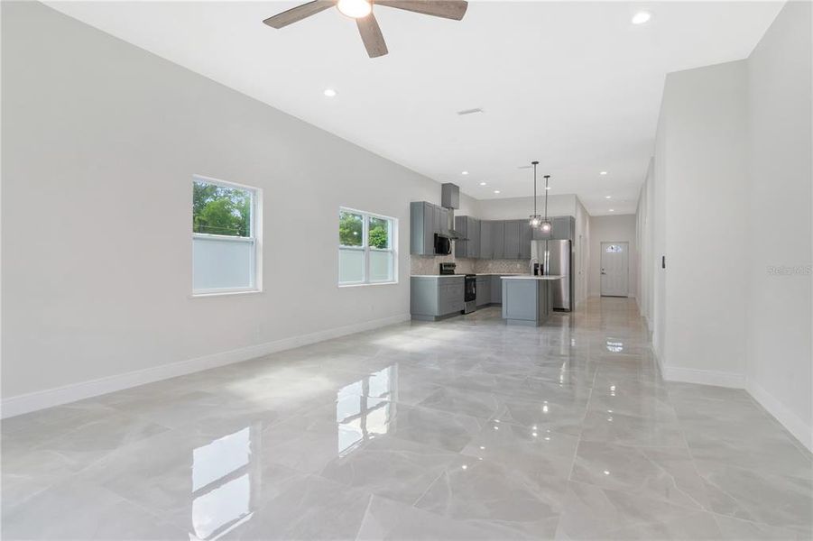 Spacious, unfurnished interior of a new home in , Tampa (Image 33).