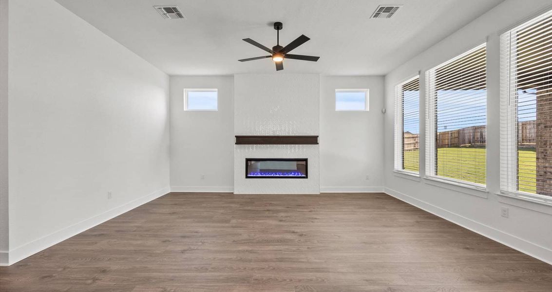 Spacious, unfurnished interior of a new home in Sunfield, Buda (Image 12).