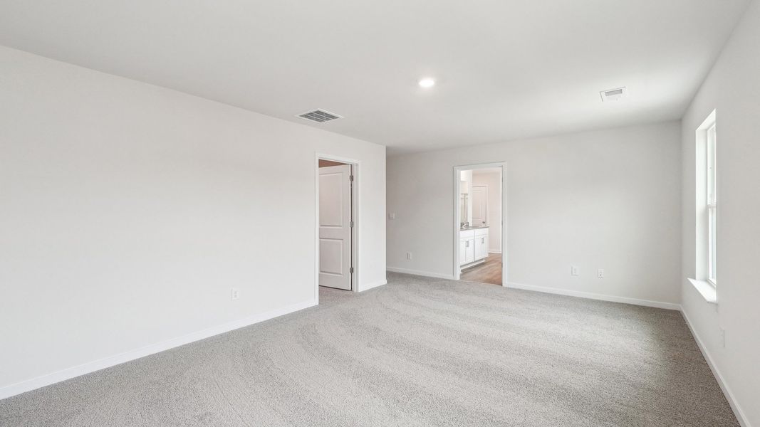 Spacious, unfurnished interior of a new home in Reedy Creek Preserve, Charlotte (Image 23).