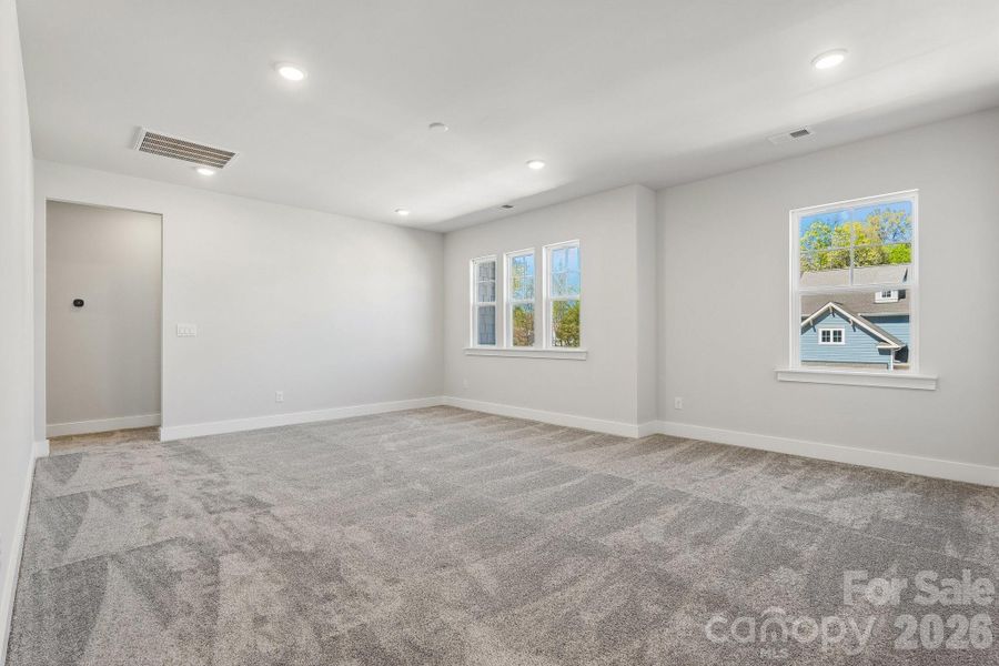 Spacious, unfurnished interior of a new home in Oakridge Farms, Mooresville (Image 10).