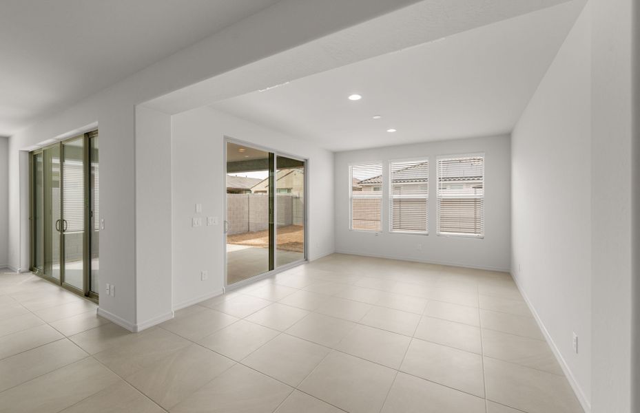 Spacious, unfurnished interior of a new home in Allen Ranches, Litchfield Park (Image 18).