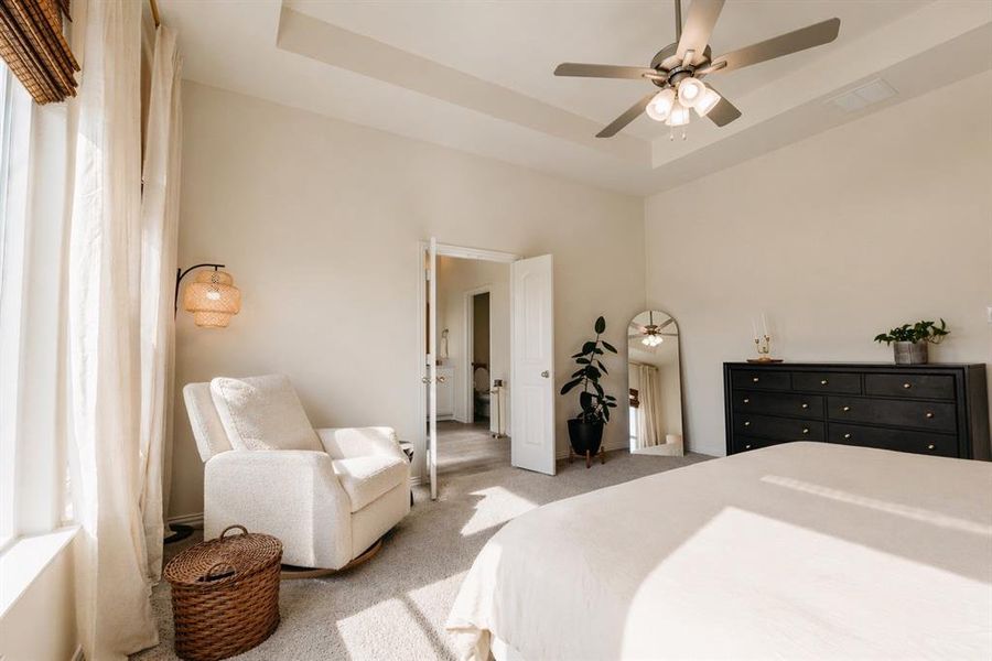 Recessed ceiling with an overhead fan and lighting fixture