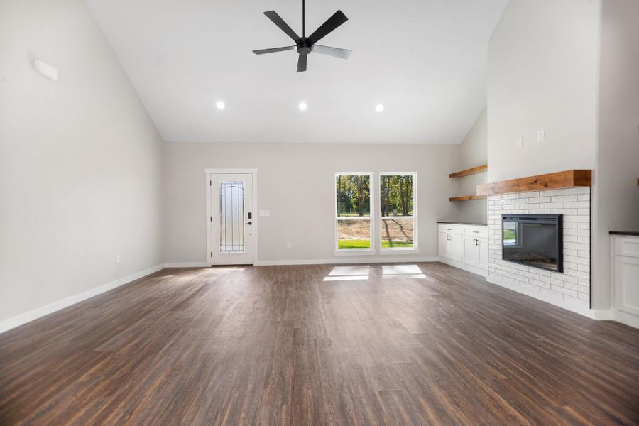 Spacious, unfurnished interior of a new home in , Huntington (Image 25).