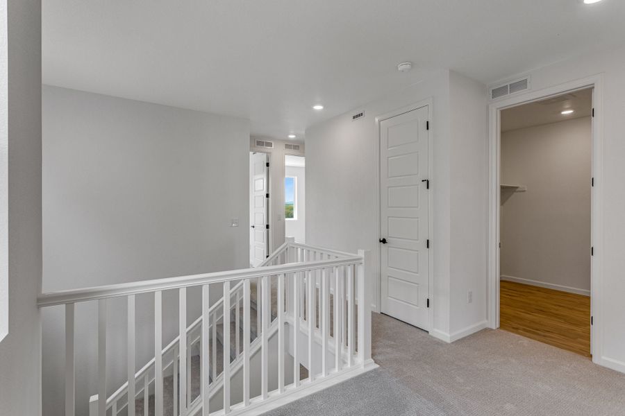 Spacious, unfurnished interior of a new home in Sugar Mill Village, Longmont (Image 10).