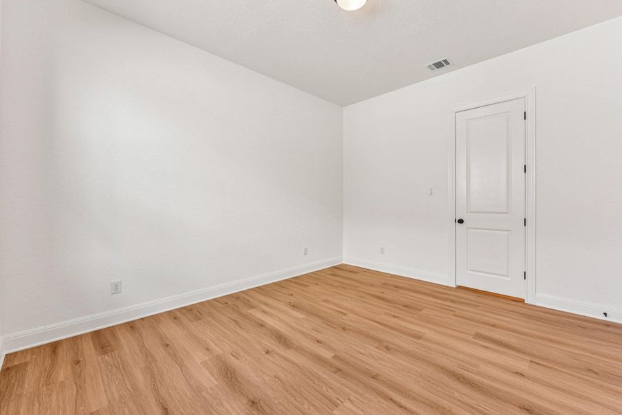 Spacious, unfurnished interior of a new home in 6 Creeks, Kyle (Image 17).