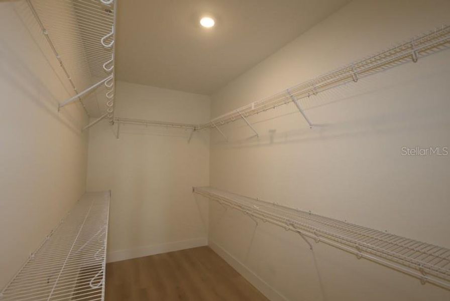 Spacious, unfurnished interior of a new home in , Sarasota (Image 9).