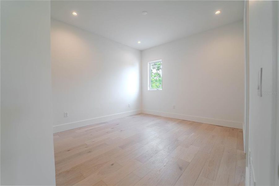 Spacious, unfurnished interior of a new home in , Tampa (Image 70).