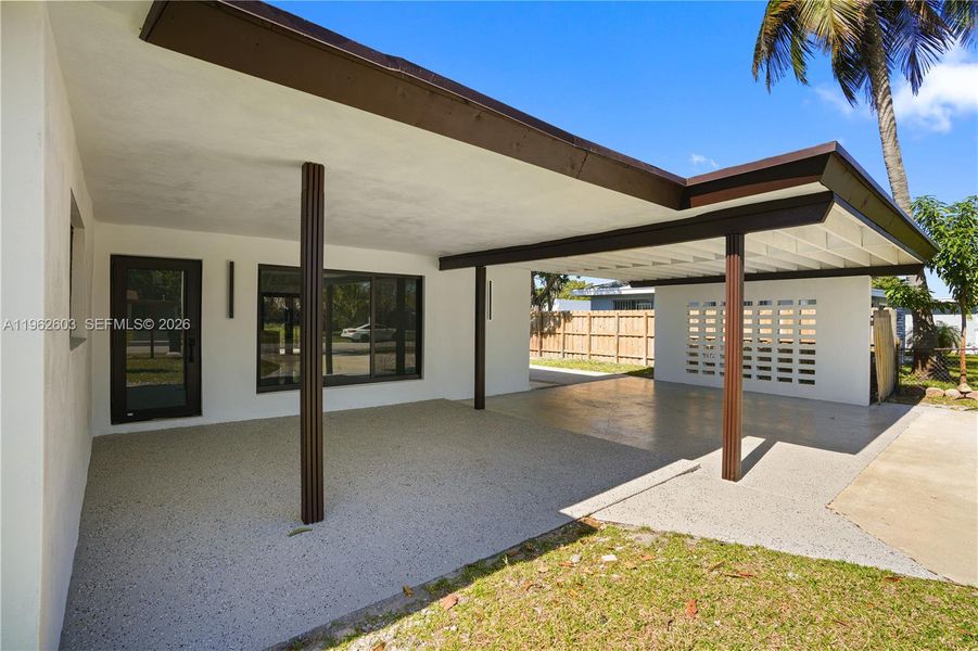 Exterior details and patio area of a home in , Fort Lauderdale (Image 1). Exterior details and patio area of a home in , Fort Lauderdale (Image 1).