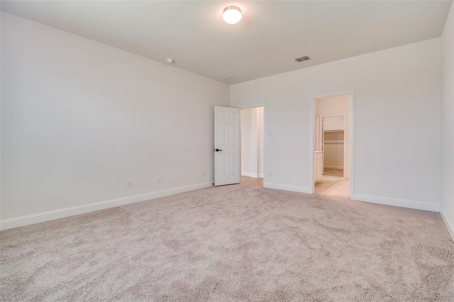 Spacious, unfurnished interior of a new home in Cottonwood Creek, Seagoville (Image 10).