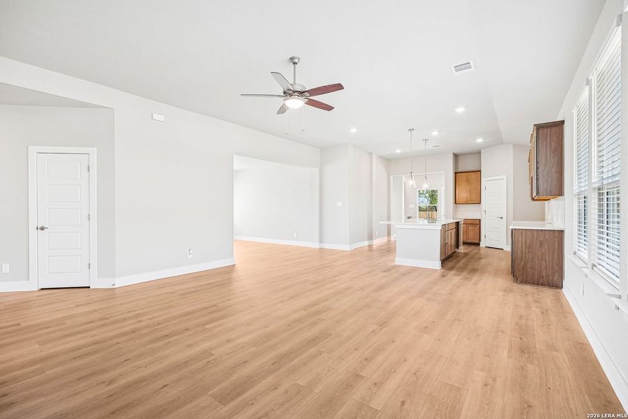 Spacious, unfurnished interior of a new home in Carmel Ranch, Schertz (Image 19).
