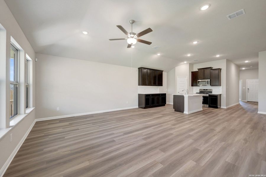 Spacious, unfurnished interior of a new home in Mesquite Ridge, San Antonio (Image 21).