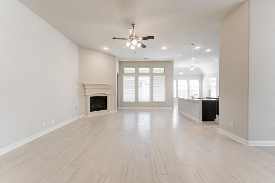 Spacious, unfurnished interior of a new home in Barton Creek Ranch, Conroe (Image 25).