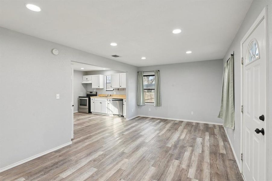 Spacious, unfurnished interior of a new home in , Weatherford (Image 13).