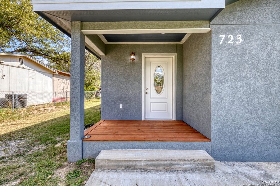 Exterior details and patio area of a home in , Uvalde (Image 16).