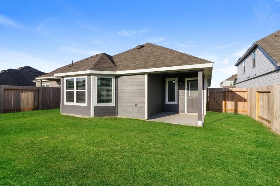 Exterior details and patio area of a home in Charleston Heights, Rosharon (Image 3).
