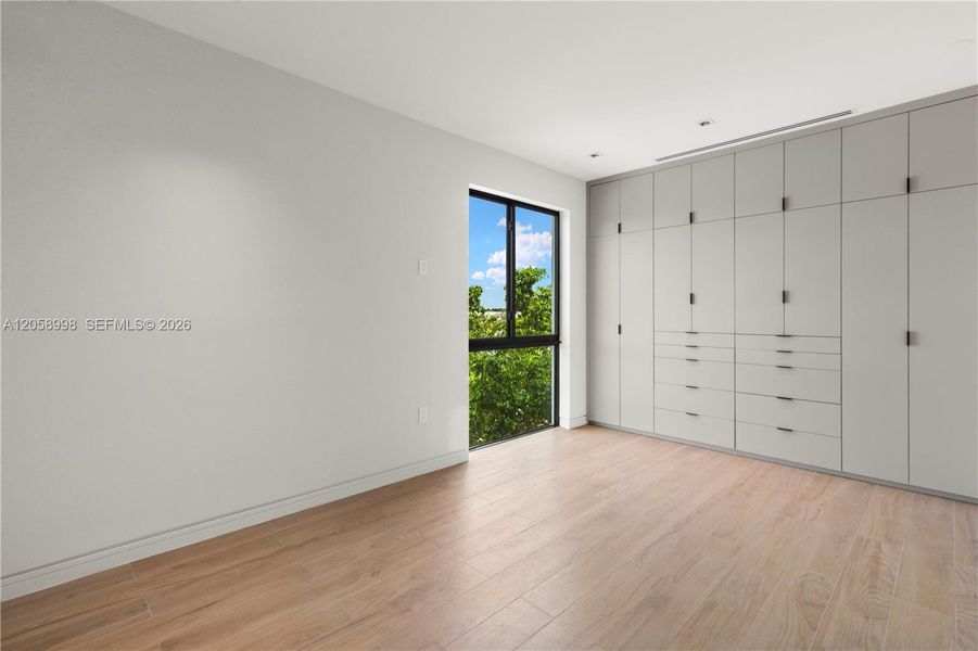 Spacious, unfurnished interior of a new home in , Miami (Image 17).