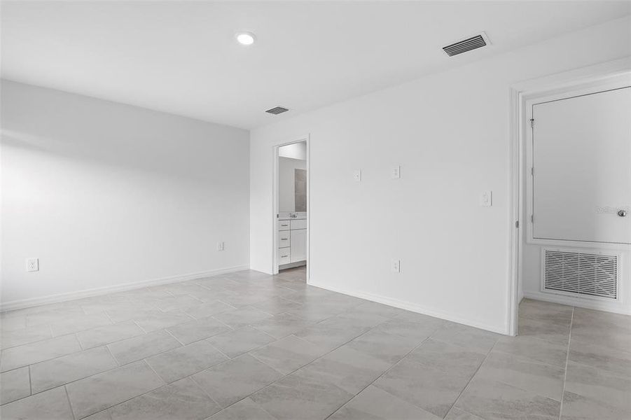 Spacious, unfurnished interior of a new home in Lennar at Turnleaf, Punta Gorda (Image 26). Spacious, unfurnished interior of a new home in Lennar at Turnleaf, Punta Gorda (Image 26).