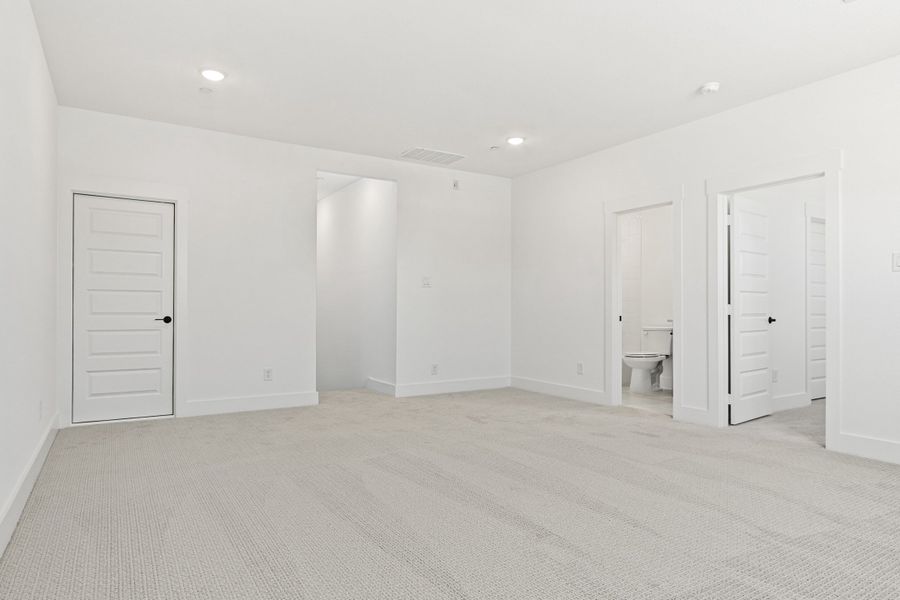 Spacious, unfurnished interior of a new home in Cottonwood Creek, Rowlett (Image 38).