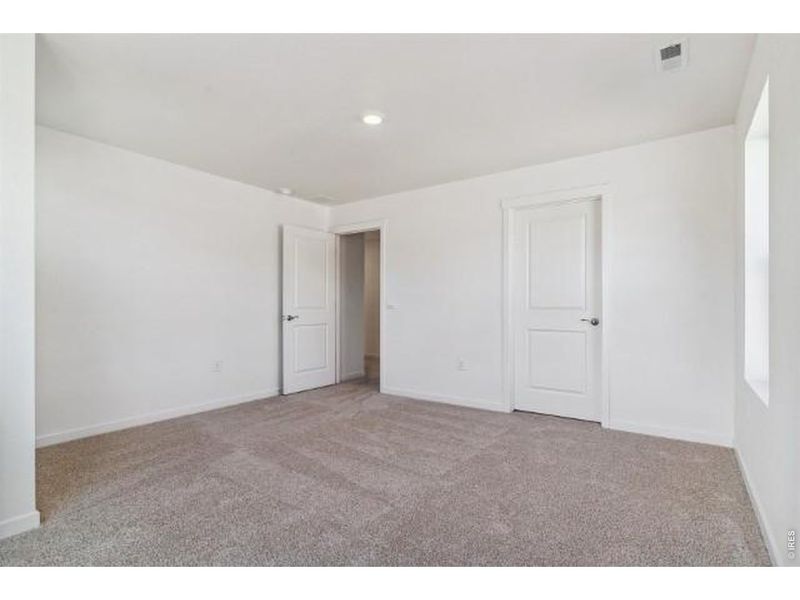 Spacious, unfurnished interior of a new home in Lakeside Canyon, Mead (Image 27).