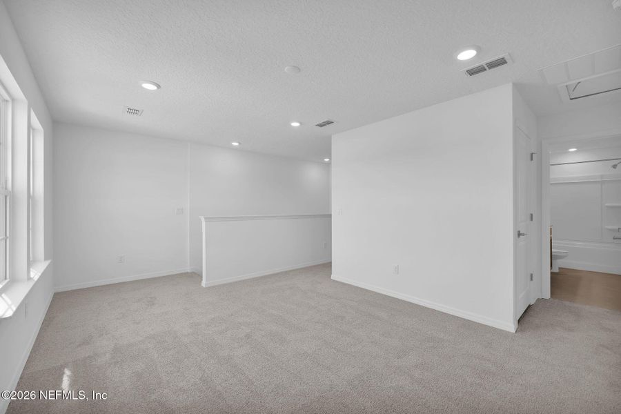 Spacious, unfurnished interior of a new home in Murray Farms, Middleburg (Image 29).