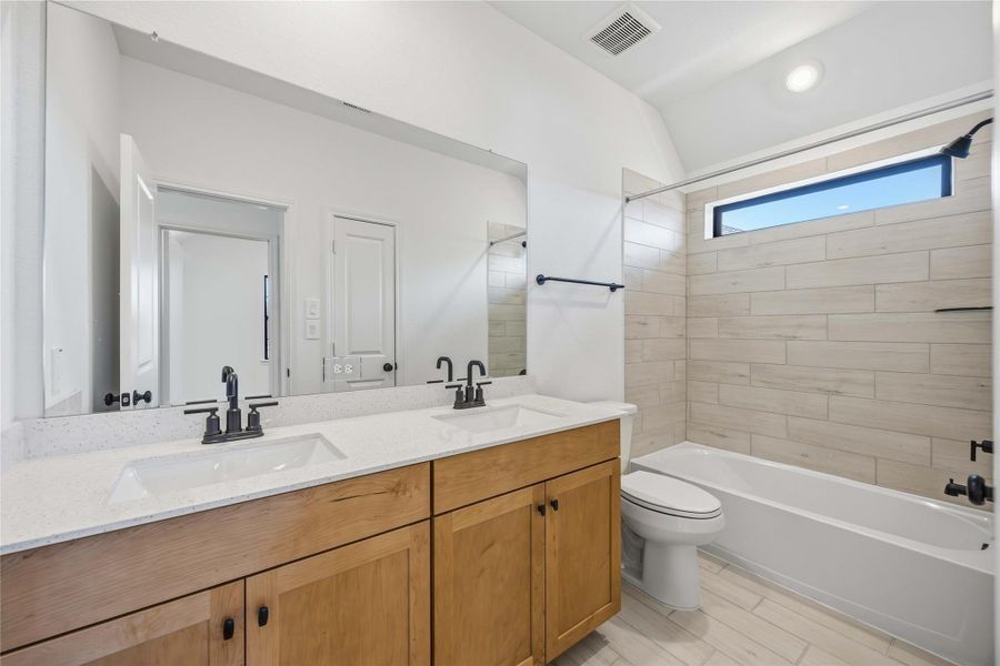 Furnished interior view inside a new home in Sienna, Missouri City (Image 13).