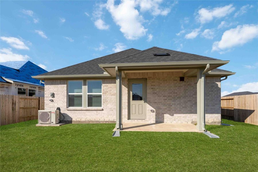 Exterior details and patio area of a home in Laurel Landing, Alvin (Image 3).