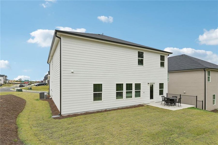 Exterior details and patio area of a home in Ivey Township, Dallas (Image 26).