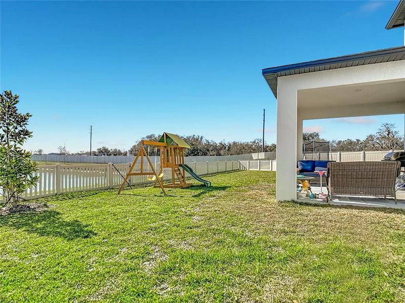 Exterior details and patio area of a home in Cobblestone, Zephyrhills (Image 28).