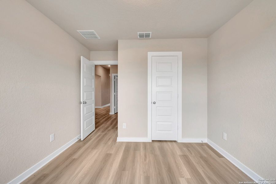 Spacious, unfurnished interior of a new home in Mesquite Ridge, San Antonio (Image 32).