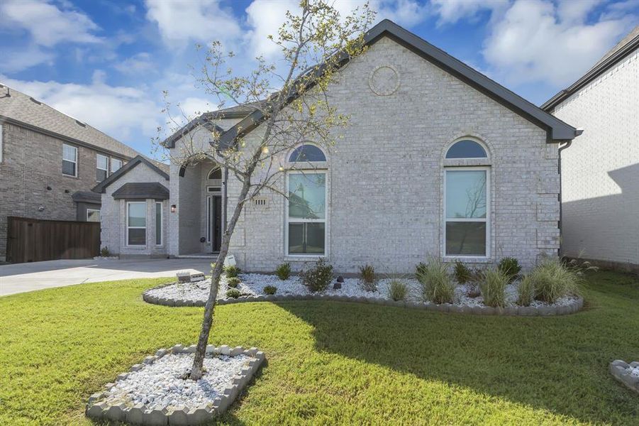 View of front of house featuring a front yard