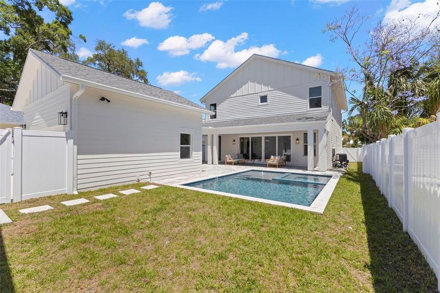 Exterior details and patio area of a home in , St. Petersburg (Image 35).
