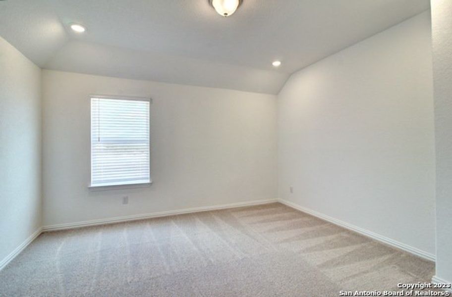 Spacious, unfurnished interior of a new home in Veranda, New Braunfels (Image 29).