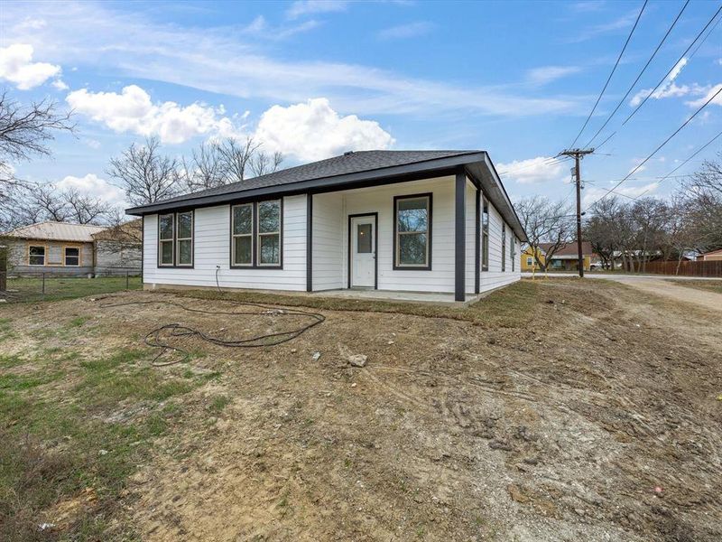 Exterior details and patio area of a home in , Italy (Image 4).