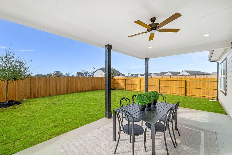 Exterior details and patio area of a home in Steed Landing, Texas City (Image 2).