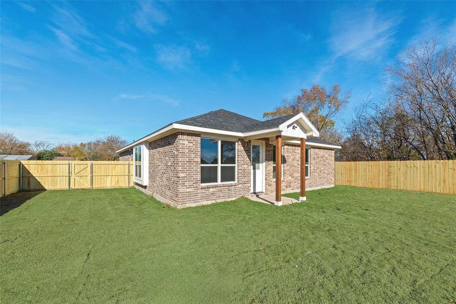 Exterior details and patio area of a home in , Forney (Image 4).