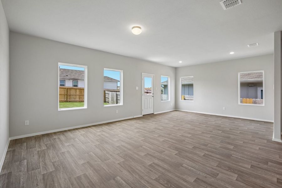 Spacious, unfurnished interior of a new home in Cloverleaf, Austin (Image 15).