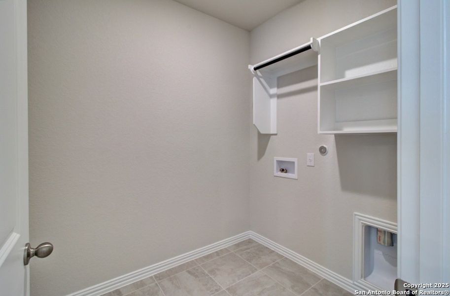 Spacious, unfurnished interior of a new home in Veranda, San Antonio (Image 19).