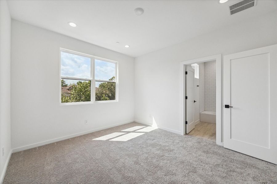 Spacious, unfurnished interior of a new home in , Bellaire (Image 34).