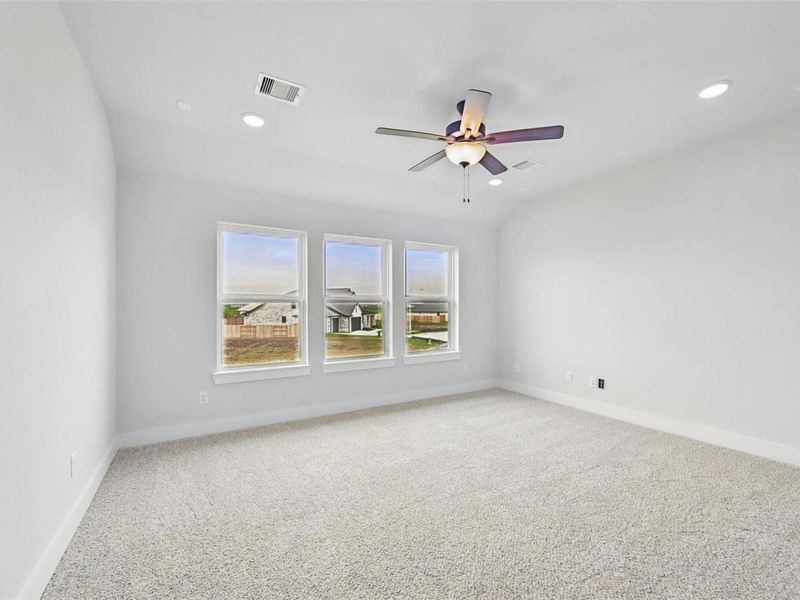 Spacious, unfurnished interior of a new home in Lago Mar, Texas City (Image 36).