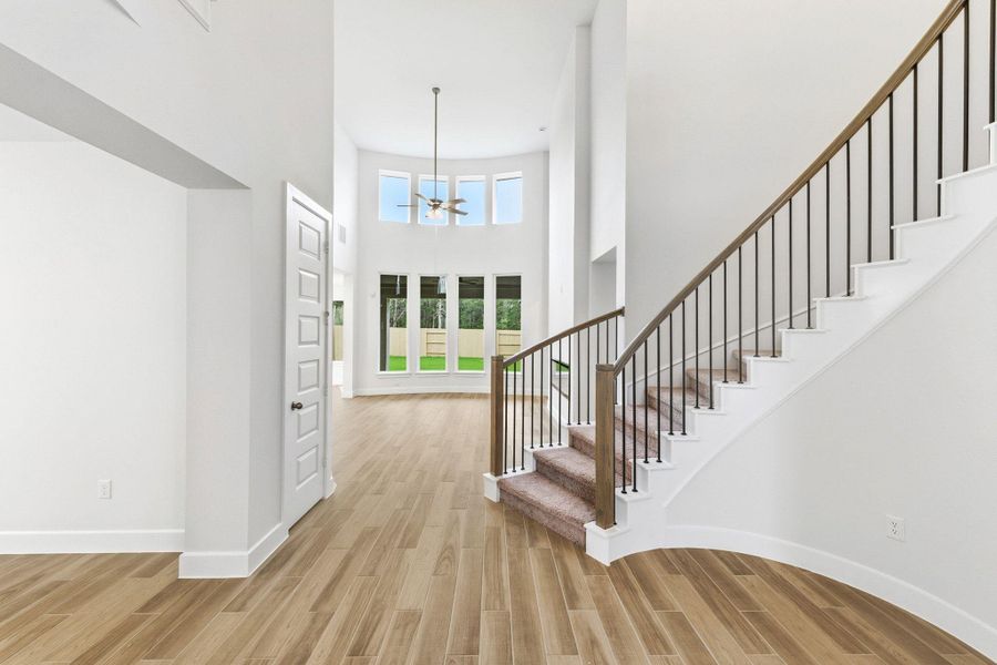 Spacious, unfurnished interior of a new home in The Colony, Bastrop (Image 26).