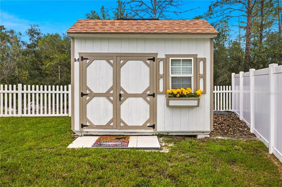 Exterior details and patio area of a home in Marion Oaks, Ocala (Image 24).