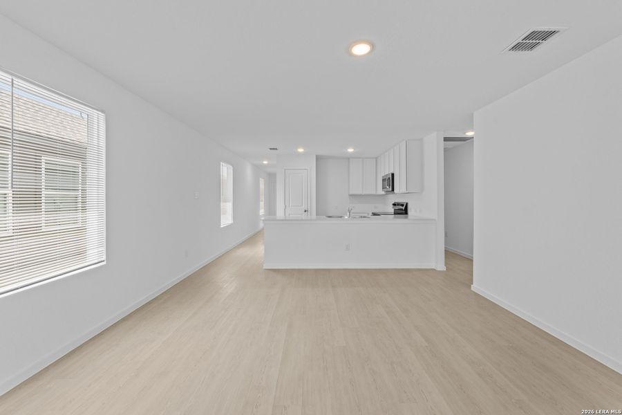 Spacious, unfurnished interior of a new home in Higdon Crossing, San Antonio (Image 10). Spacious, unfurnished interior of a new home in Higdon Crossing, San Antonio (Image 10).