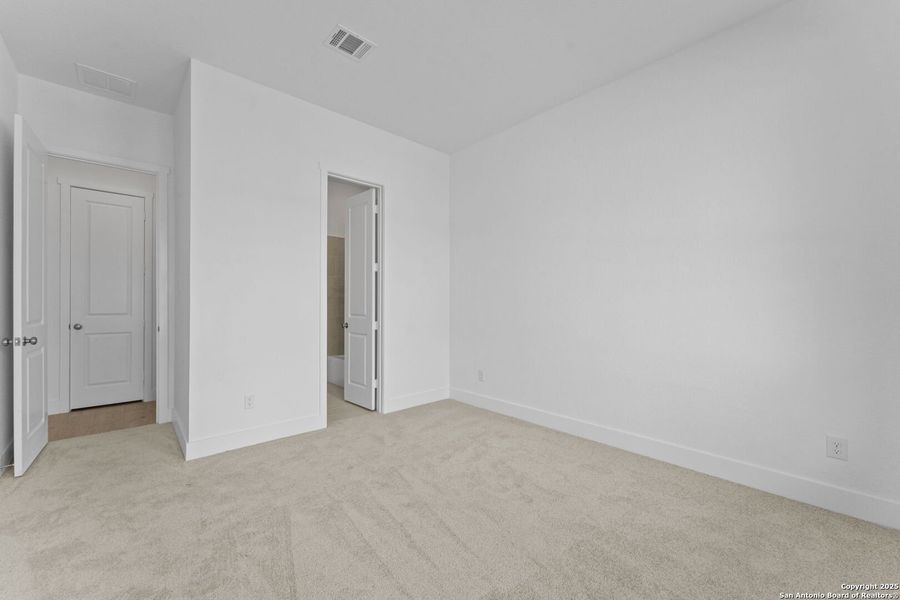 Spacious, unfurnished interior of a new home in , New Braunfels (Image 27).