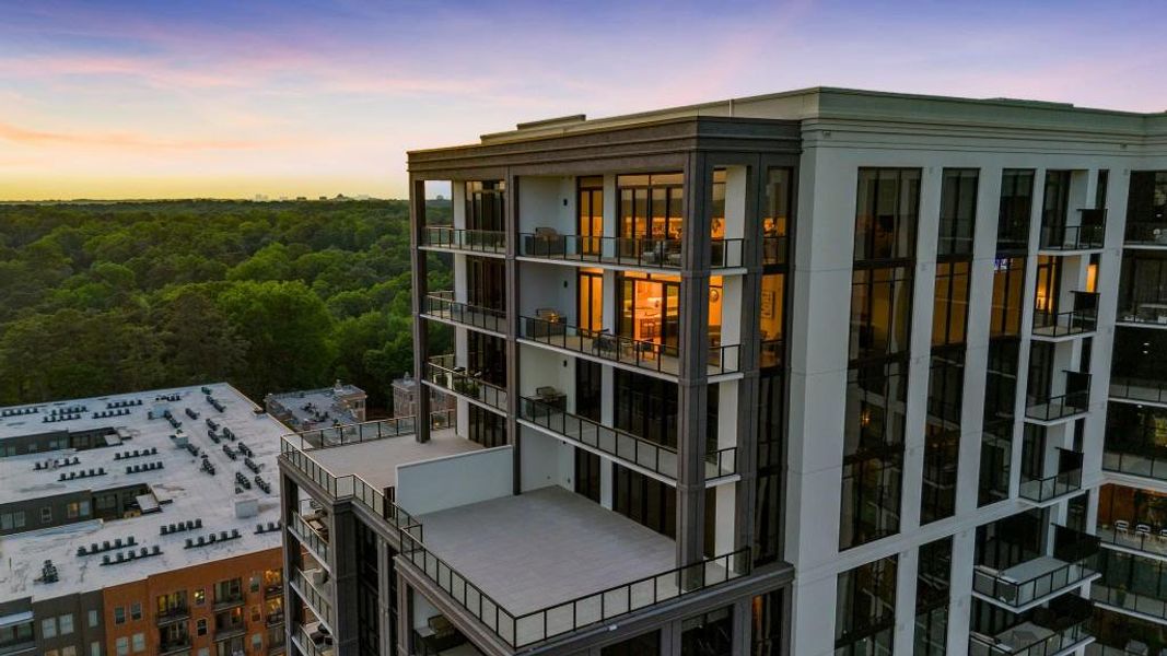 Condo located in Atlanta, GA showcasing its design and architecture (Image 44).