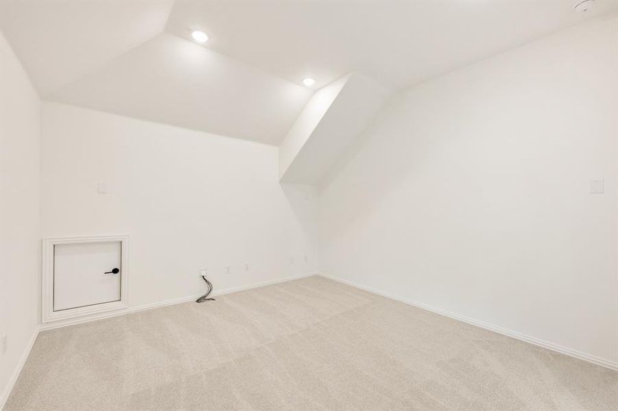 Spacious, unfurnished interior of a new home in Willow Wood, McKinney (Image 31).