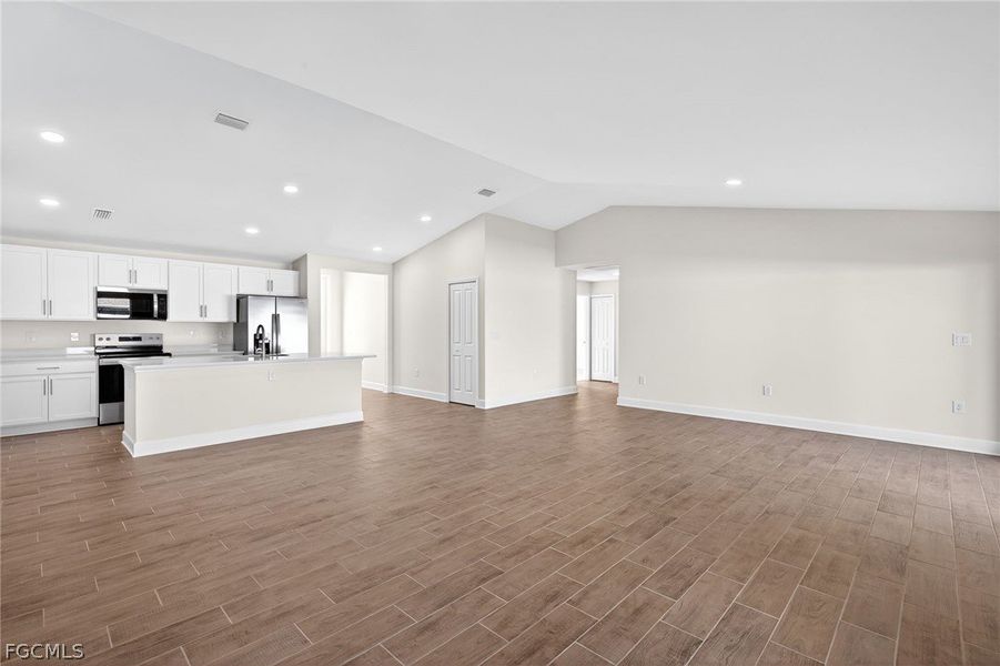 Spacious, unfurnished interior of a new home in Cape Coral, Cape Coral (Image 16).